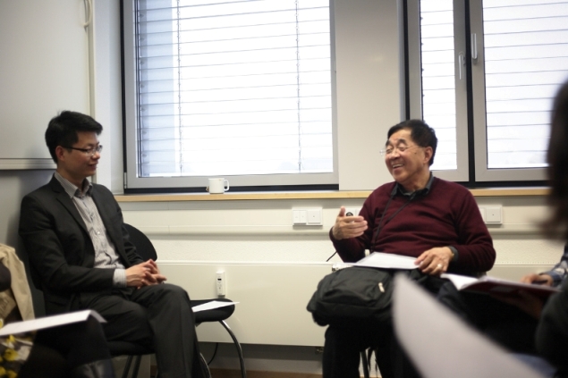 Herr Sheng Huanye, stellvertretender Vorsitzender des Universitätsverwaltungsausschusses, trifft und tauscht sich mit einem Teil der Alumni in Deutschland aus