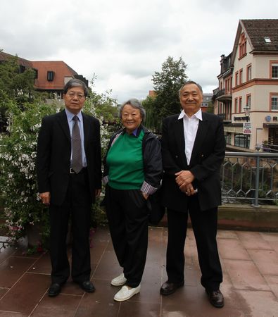 Der Generalkonsul in Frankfurt besucht den in Deutschland lebenden ehemaligen Alumnus Herrn Xiuwu Feng